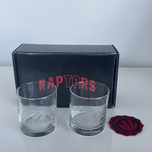 Raptors commemorative glasses for the 2021-22 basketball season & Raptors patch - Picture 6 of 11